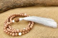 Collier mala bois et pompon blanc