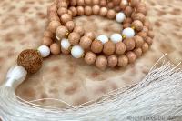 Collier mala bois et pompon blanc