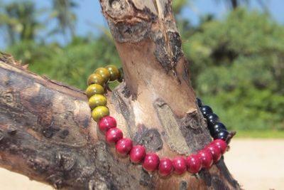 Bracelet en bois vert, rouge et noir