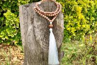 Collier mala bois et pompon blanc