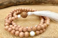 Collier mala bois et pompon blanc