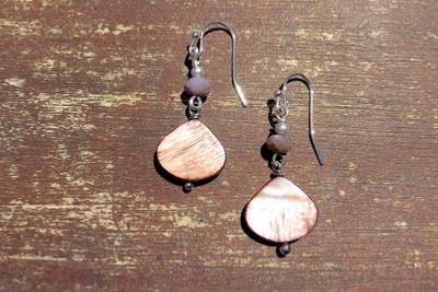 Boucles d'oreilles nacres brunes