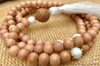 Collier mala bois et pompon blanc